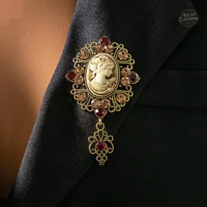Accessoire steampunk féminin mêlant vintage et futur