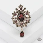 Broche femme au style steampunk authentique