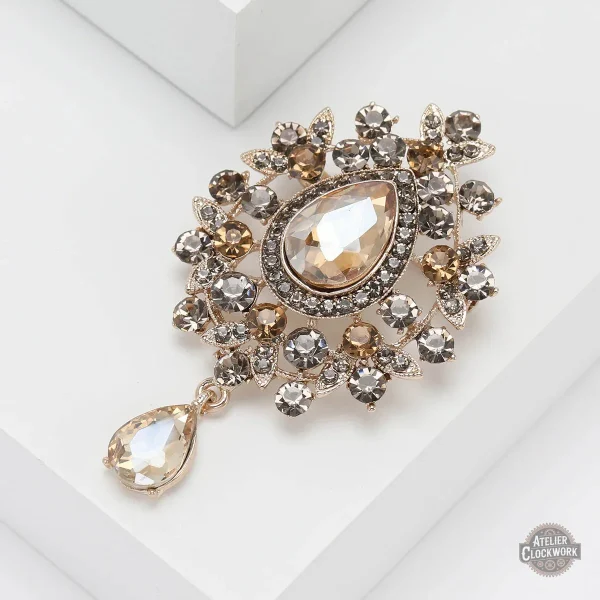 Broche artistique alliant passé et futur