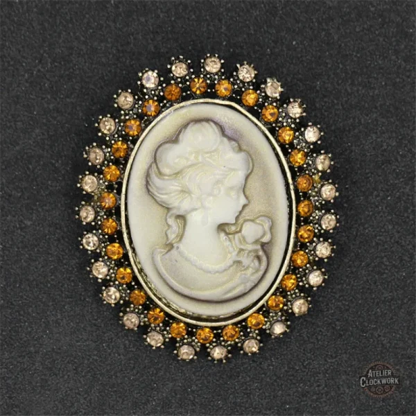 Détail de la broche camée steampunk