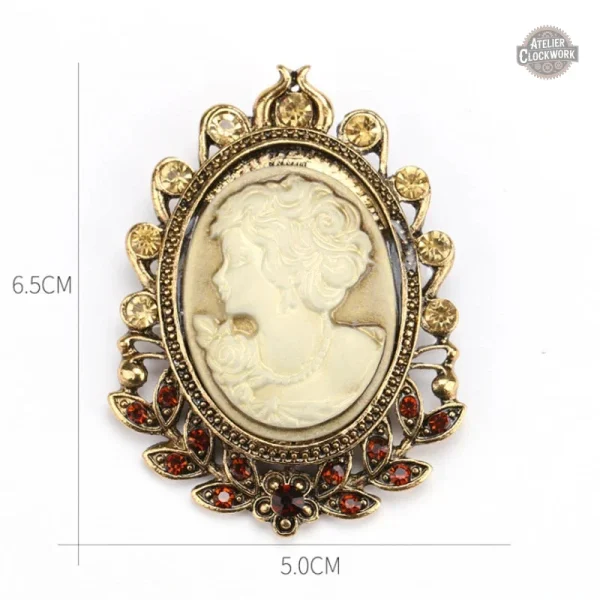 Broche camée mettant en valeur le style steampunk