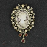 Broche steampunk pour les passionnées de rétro