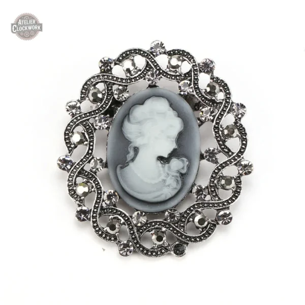 Broche camée, un accessoire tendance steampunk