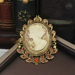 Broche à motif camée unique