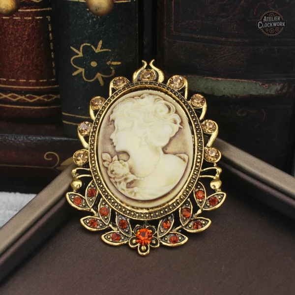 Broche à motif camée unique