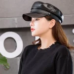 Casquette Marina Raskova en cuir noir