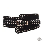 Rivets décoratifs sur une ceinture large féminine