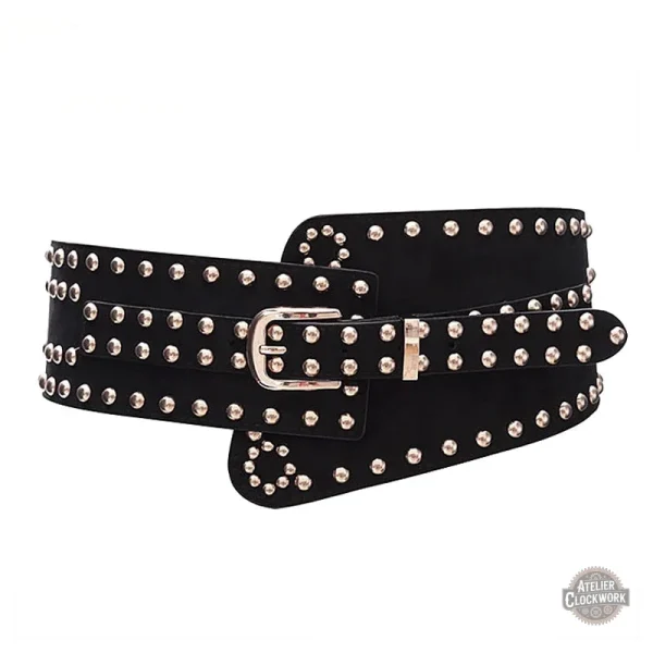 Rivets décoratifs sur une ceinture large féminine