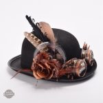 Chapeau chic en plumes pour look inspiré du passé