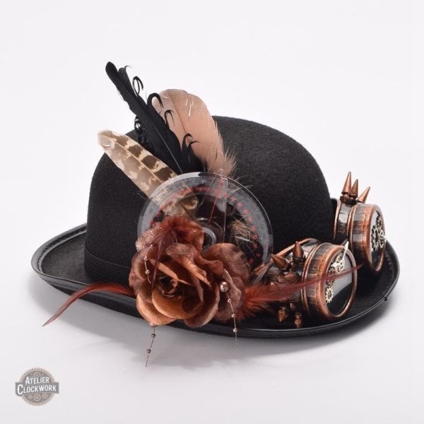 Chapeau chic en plumes pour look inspiré du passé