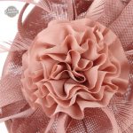 Chapeau de cocktail féminin avec détails raffinés