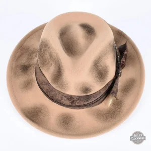 Chapeau stylisé pour un look rétro-futuriste
