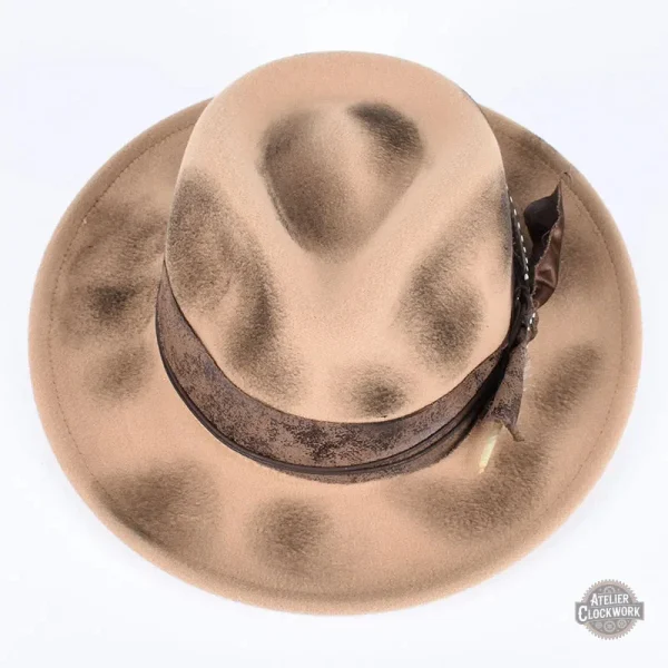 Chapeau stylisé pour un look rétro-futuriste