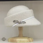 Voilette élégante sur chapeau féminin Belle Epoque