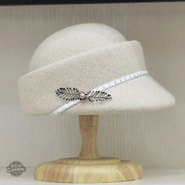 Voilette élégante sur chapeau féminin Belle Epoque