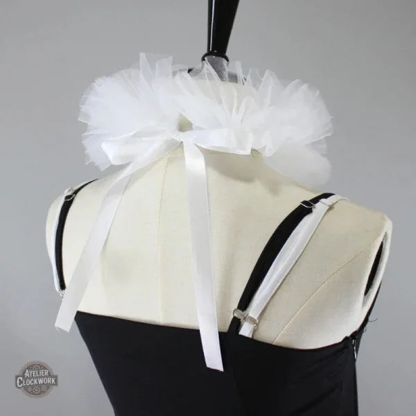 Détail du col fraise steampunk élégant