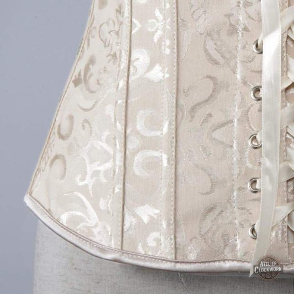 Corset ancien pour un voyage dans le temps