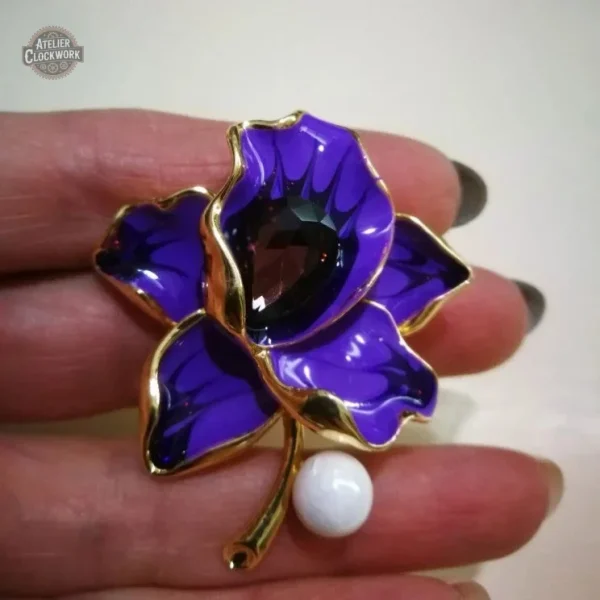 Fleur d'antan en broche pour une touche rétro