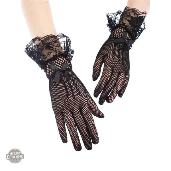 Mains couvertes avec des gants gothiques sombres
