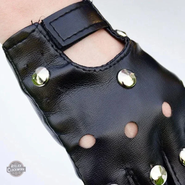 Cuir noir femme : gants au style Glam Rock