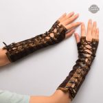 Élégants gants longs marron pour un style rétro-futuriste