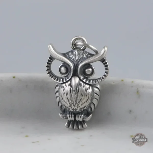 Bijou steampunk élégant avec motif hibou en acier