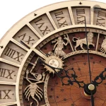 Horloge au charme steampunk et symboles célestes