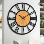 Horloge artistique steampunk, mélange de bois et métal