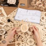 Horloge en bois design hibou, style steampunk