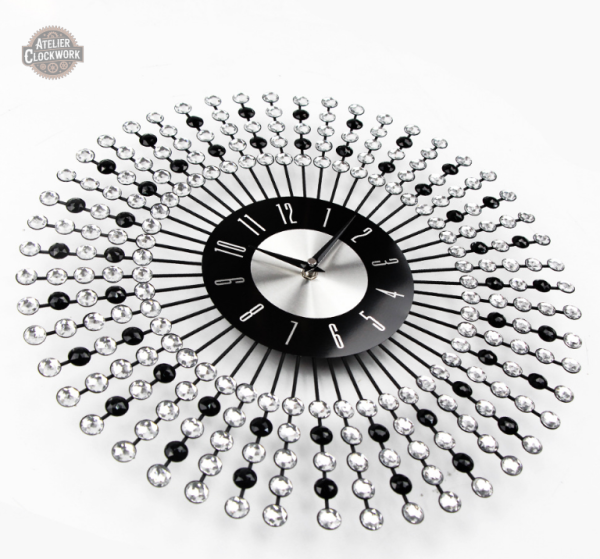 Accessoire horologique en aluminium au style rétro-futuriste