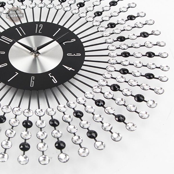 Élégante horloge en aluminium inspirée du mouvement steampunk
