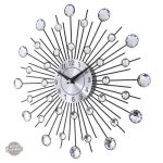 Horloge unique mêlant cristaux et esthétique rétro