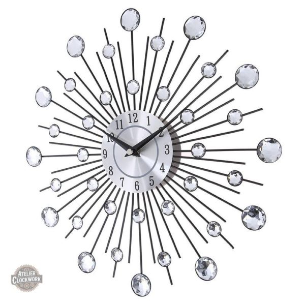 Horloge unique mêlant cristaux et esthétique rétro