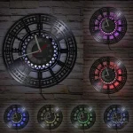 Horloge noire avec design créatif