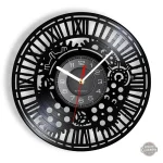 Horloge noire inspirée du steampunk