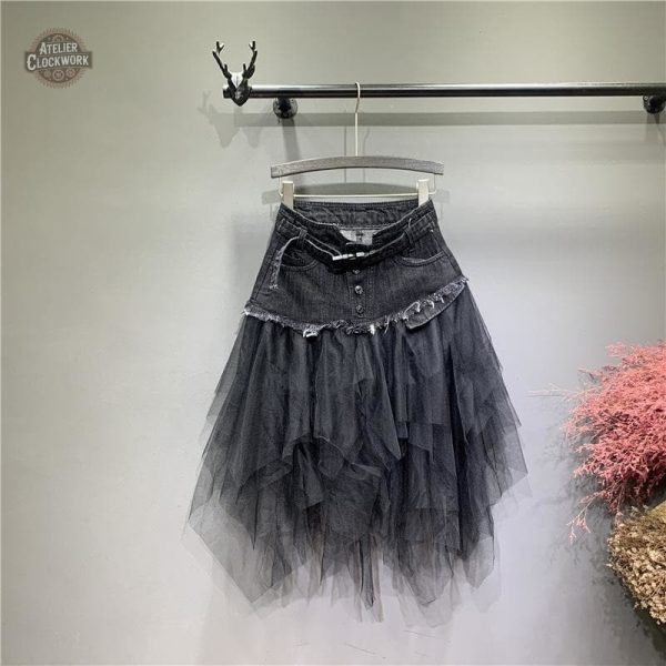 Jupe féminine alliant jean et tulle, esprit steampunk
