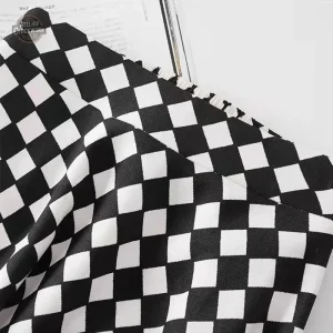 Jupe noire et blanche à carreaux, élégance intemporelle