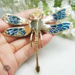 Bijou steampunk inspiré de la nature, libellule