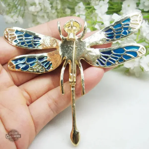 Bijou steampunk inspiré de la nature, libellule