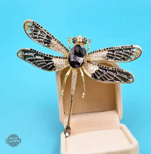 Broche libellule vintage au design steampunk