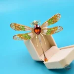 Accessoire de mode steampunk, broche libellule