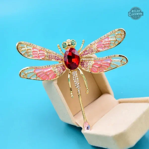 Broche libellule, fusion parfaite de styles vintage et futuriste