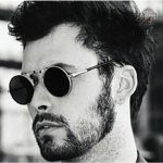 Accessoire tendance : lunettes de soleil rabattables