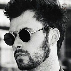 Accessoire tendance : lunettes de soleil rabattables
