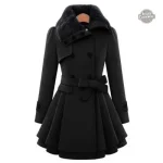 Manteau féminin alliant passé et futur