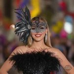 Élégance du masque à plumes pour femme steampunk