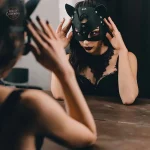Détails raffinés sur le masque de chat
