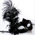 Masque vénitien femme noir élégant pour un look steampunk