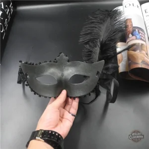 Masque blanc femme, touche vintage pour un style futuriste