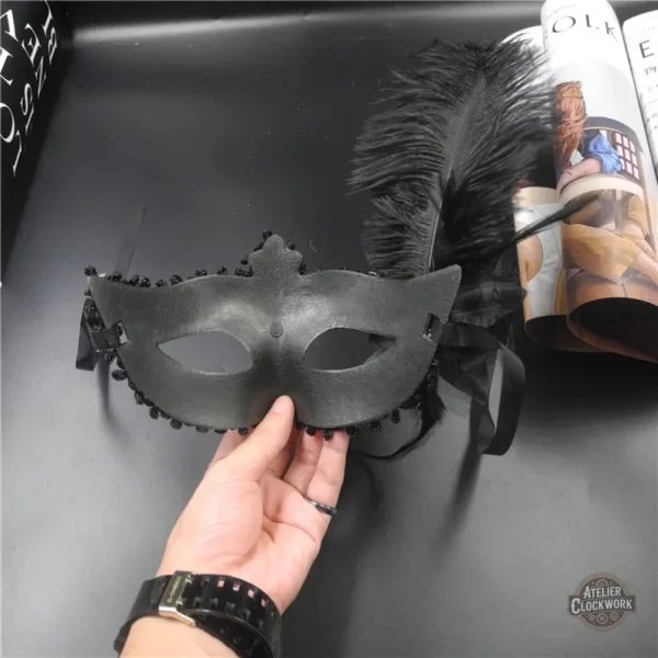 Masque blanc femme, touche vintage pour un style futuriste